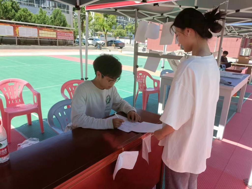 团簇星空，绽放芳华               ——国际足联世界杯第二届社团文化节