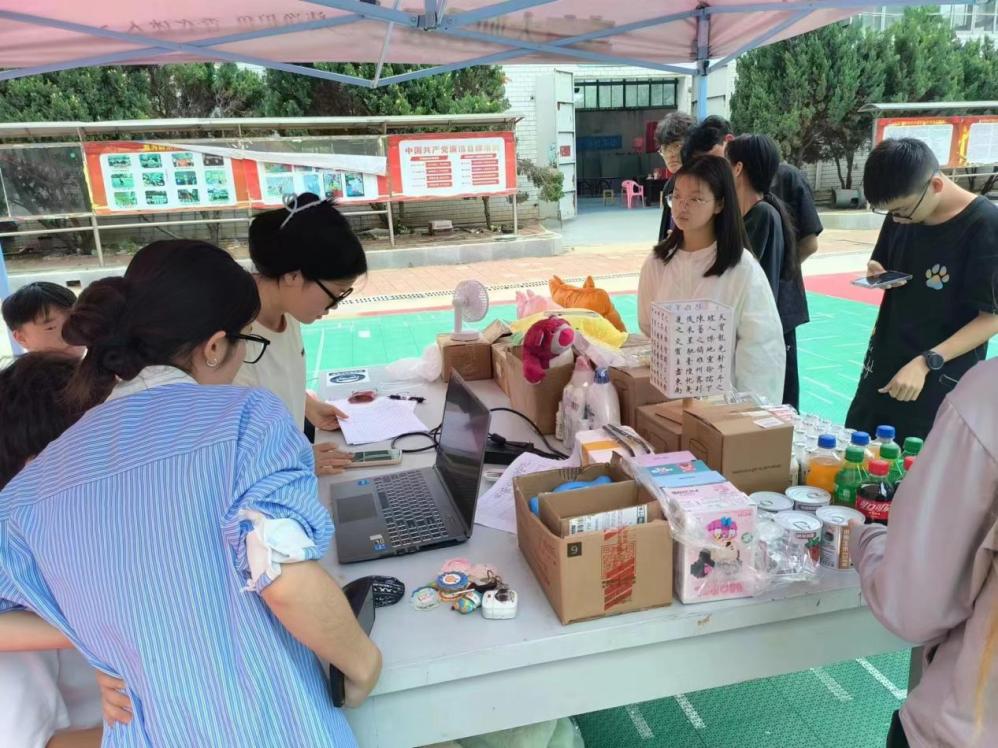 团簇星空，绽放芳华               ——国际足联世界杯第二届社团文化节
