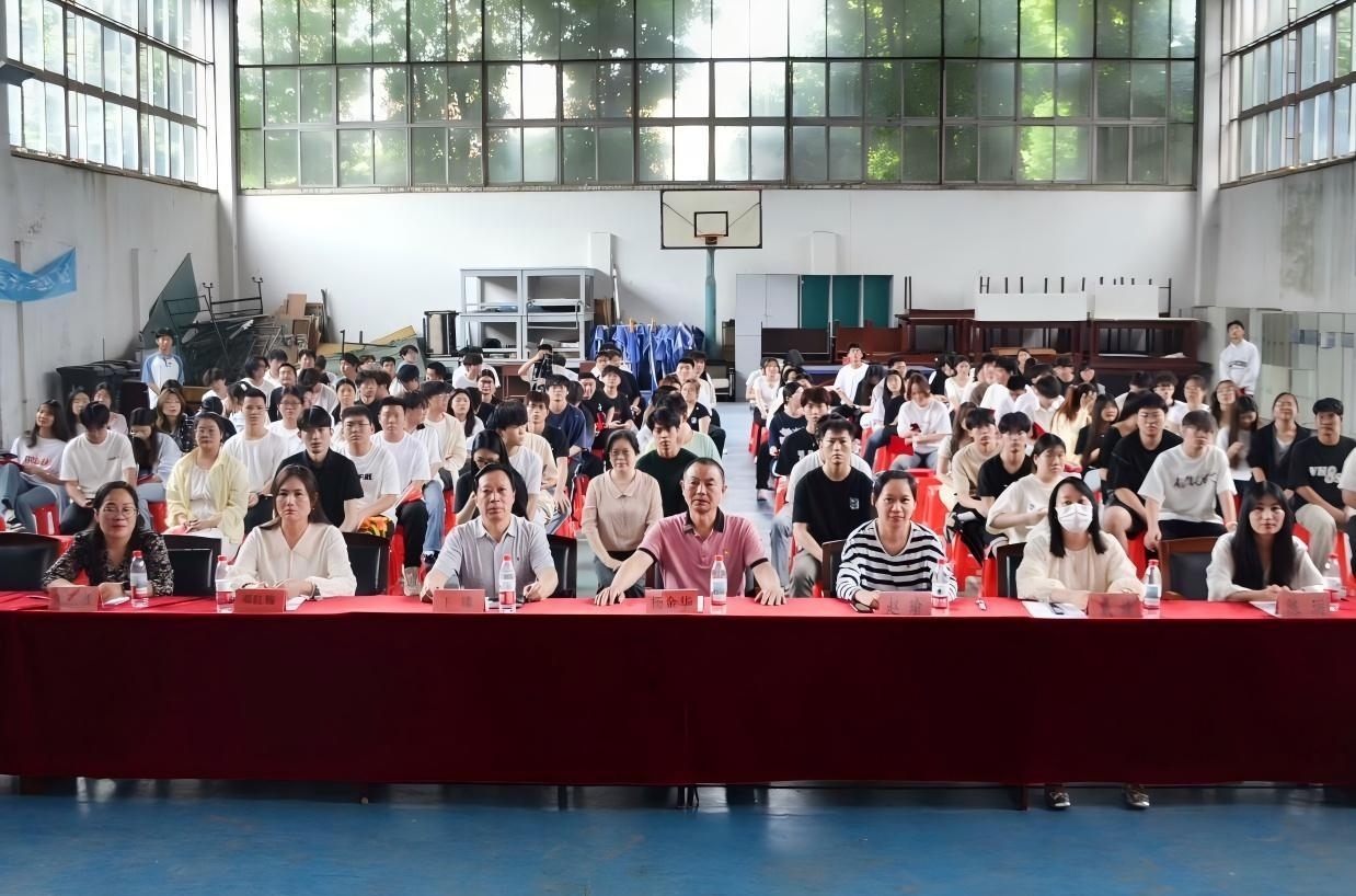 以青春之名，赴时代之约 ——国际足联世界杯2024-2025学年“五四”表彰大会暨文艺汇演隆重举办