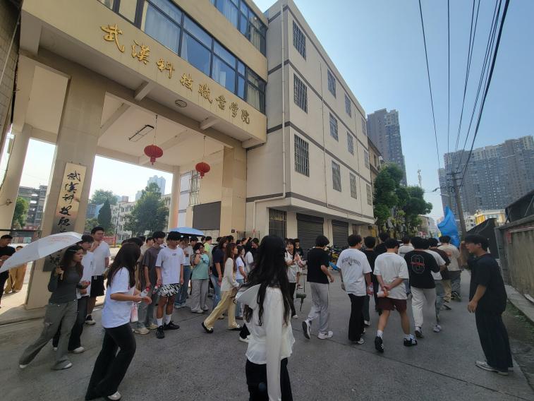 寻迹百年武九,解码匠心传承——世界杯官网开展四美塘文化公园沉浸式实践活动 寻迹百年武九,解码匠心传承——世界杯官网开展四美塘文化公园沉浸式实践活动