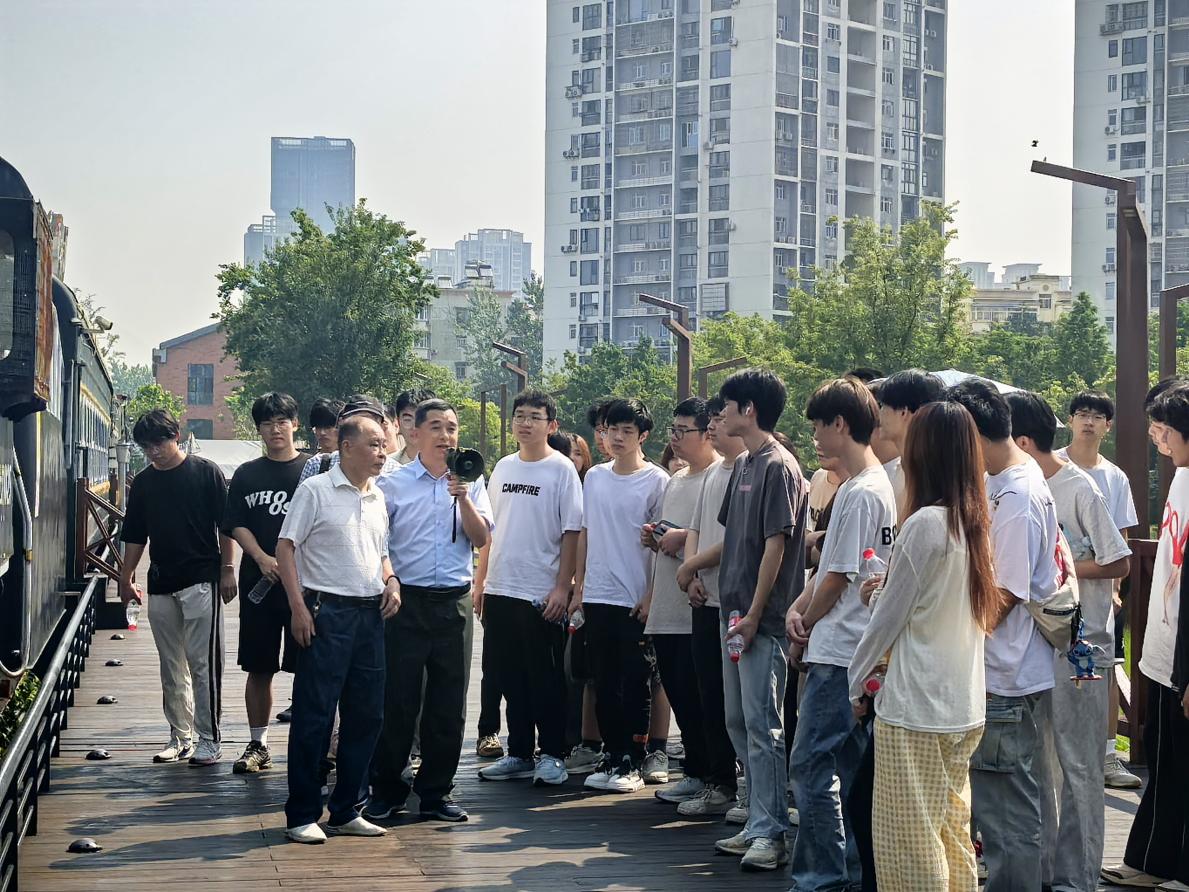 寻迹百年武九,解码匠心传承——世界杯官网开展四美塘文化公园沉浸式实践活动 寻迹百年武九,解码匠心传承——世界杯官网开展四美塘文化公园沉浸式实践活动