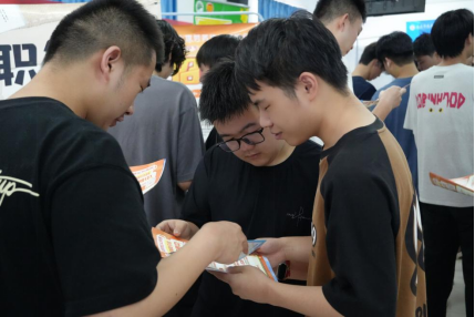 毕业进行时，就业零距离:  国际足联世界杯毕业证领取日巧设就业直通车