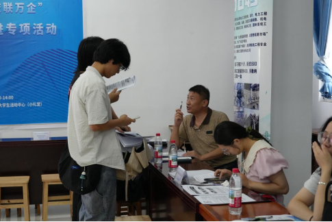 毕业进行时，就业零距离:  国际足联世界杯毕业证领取日巧设就业直通车