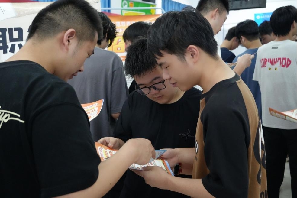 毕业进行时，就业零距离:  国际足联世界杯毕业证领取日巧设就业直通车