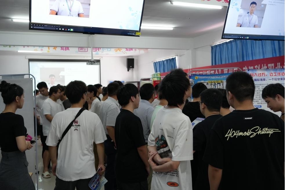 毕业进行时,就业零距离: 国际足联世界杯毕业证领取日巧设就业直通车 毕业进行时,就业零距离: 国际足联世界杯毕业证领取日巧设就业直通车