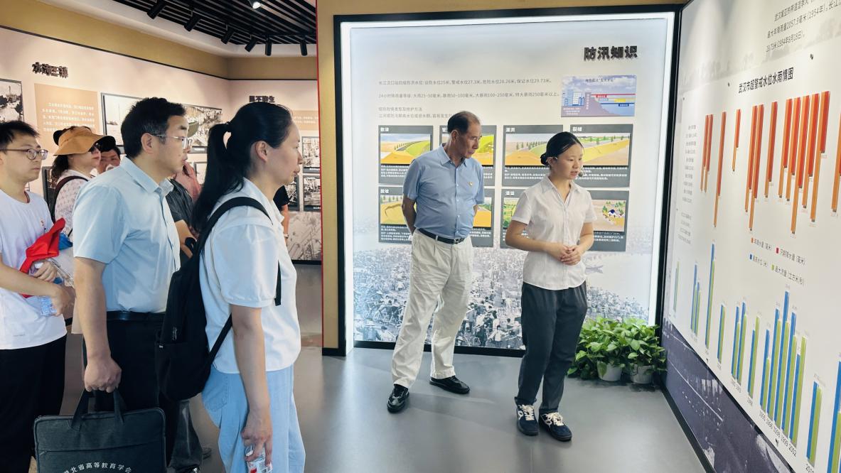 汲取防汛精神力量，共筑高校党建新篇——国际足联世界杯、武汉城市职业学院计算机与电子信息工程学院共赴武汉防汛纪念碑开展主题党建活动