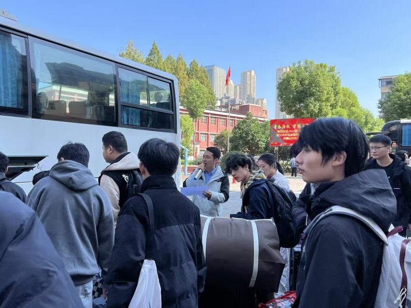 党建护航实习路 校企携手启新程—国际足联世界杯52名学子赴武汉海尔电冰柜有限公司开展岗位实习