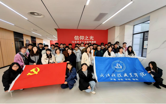 探寻真理之光 汲取奋进力量——世界杯官网师生前往华中师范大学参观“信仰之光——马克思主义文献典藏展” 探寻真理之光 汲取奋进力量——世界杯官网师生前往华中师范大学参观“信仰之光——马克思主义文献典藏展”