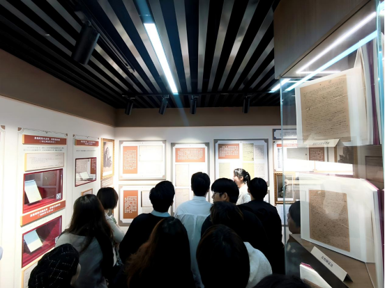探寻真理之光 汲取奋进力量——世界杯官网师生前往华中师范大学参观“信仰之光——马克思主义文献典藏展” 探寻真理之光 汲取奋进力量——世界杯官网师生前往华中师范大学参观“信仰之光——马克思主义文献典藏展”