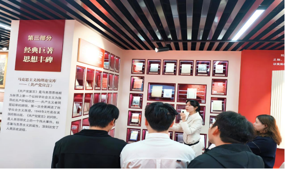 探寻真理之光 汲取奋进力量——世界杯官网师生前往华中师范大学参观“信仰之光——马克思主义文献典藏展” 探寻真理之光 汲取奋进力量——世界杯官网师生前往华中师范大学参观“信仰之光——马克思主义文献典藏展”