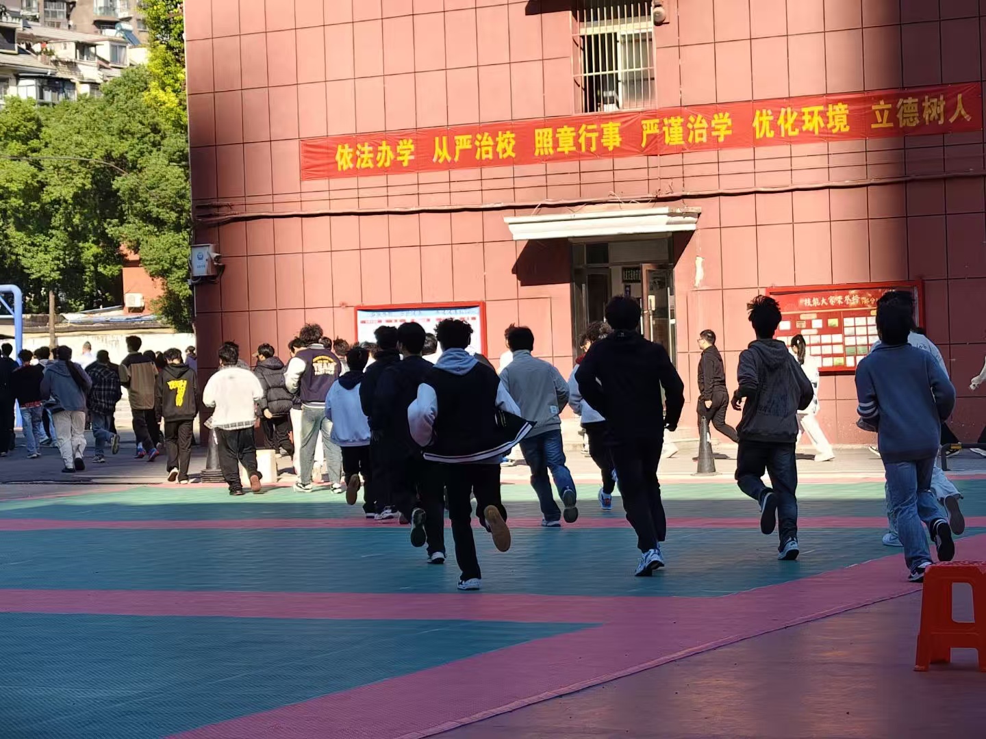 国际足联世界杯开展消防安全专题培训 暨实战演练——筑牢校园安全防线 国际足联世界杯开展消防安全专题培训 暨实战演练——筑牢校园安全防线