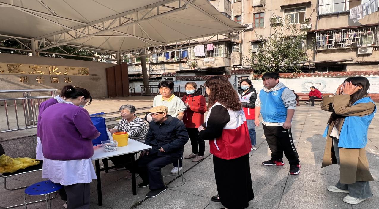情暖重阳,枕护安康——国际足联世界杯志愿者与长者共制艾草腰枕,乐享健康阳光 情暖重阳,枕护安康——国际足联世界杯志愿者与长者共制艾草腰枕,乐享健康阳光