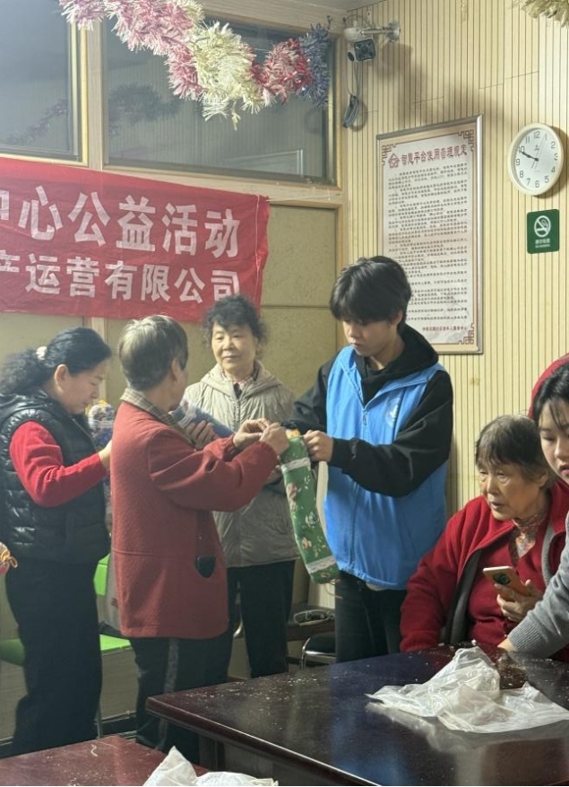 情暖重阳,枕护安康——国际足联世界杯志愿者与长者共制艾草腰枕,乐享健康阳光 情暖重阳,枕护安康——国际足联世界杯志愿者与长者共制艾草腰枕,乐享健康阳光
