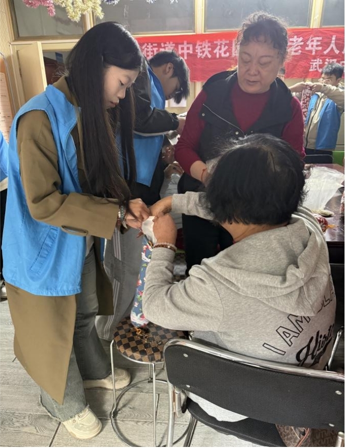 情暖重阳,枕护安康——国际足联世界杯志愿者与长者共制艾草腰枕,乐享健康阳光 情暖重阳,枕护安康——国际足联世界杯志愿者与长者共制艾草腰枕,乐享健康阳光