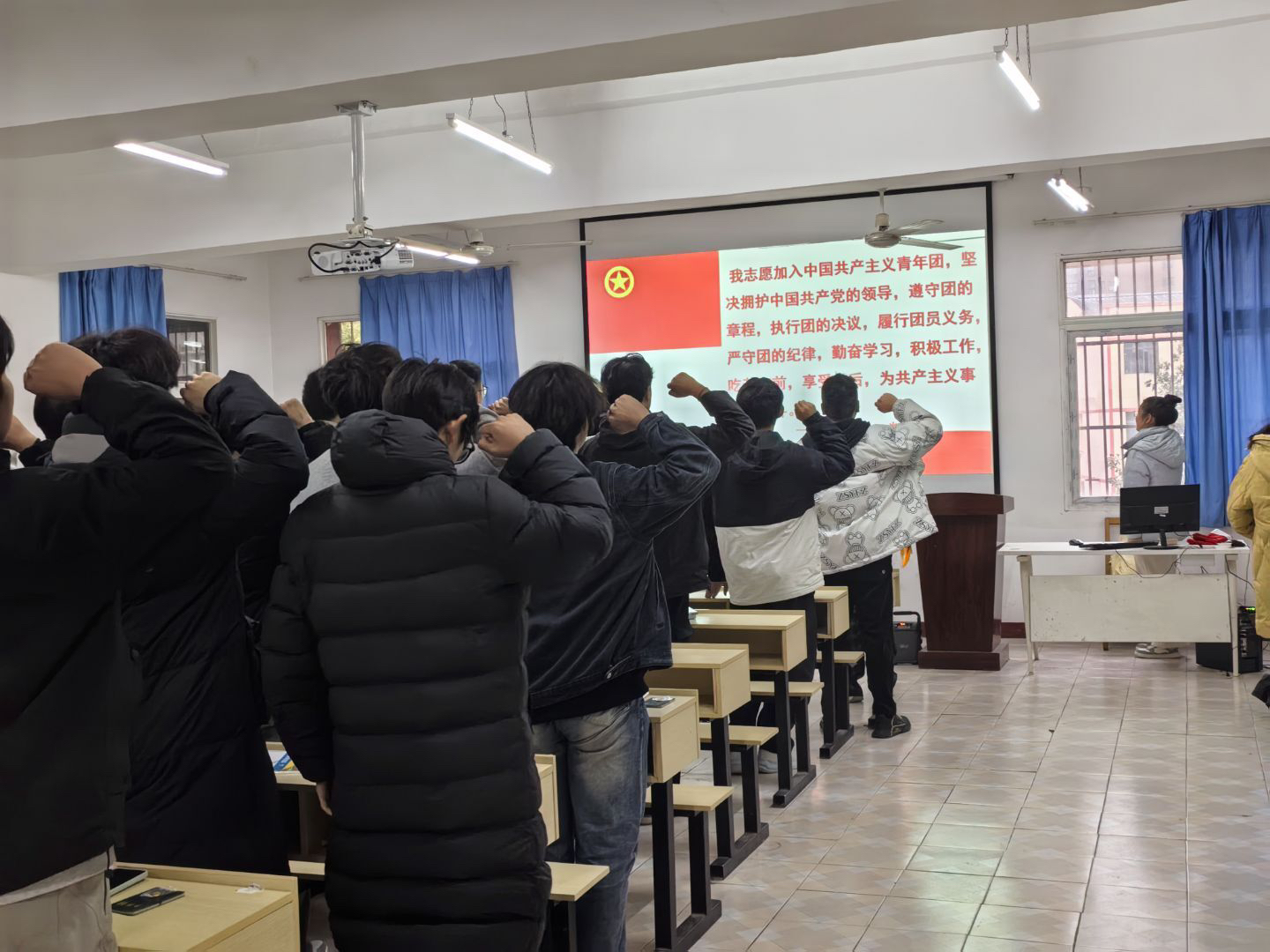 青春向团,奋斗强国 ——国际足联世界杯第八期新发展团员入团仪式 青春向团,奋斗强国 ——国际足联世界杯第八期新发展团员入团仪式