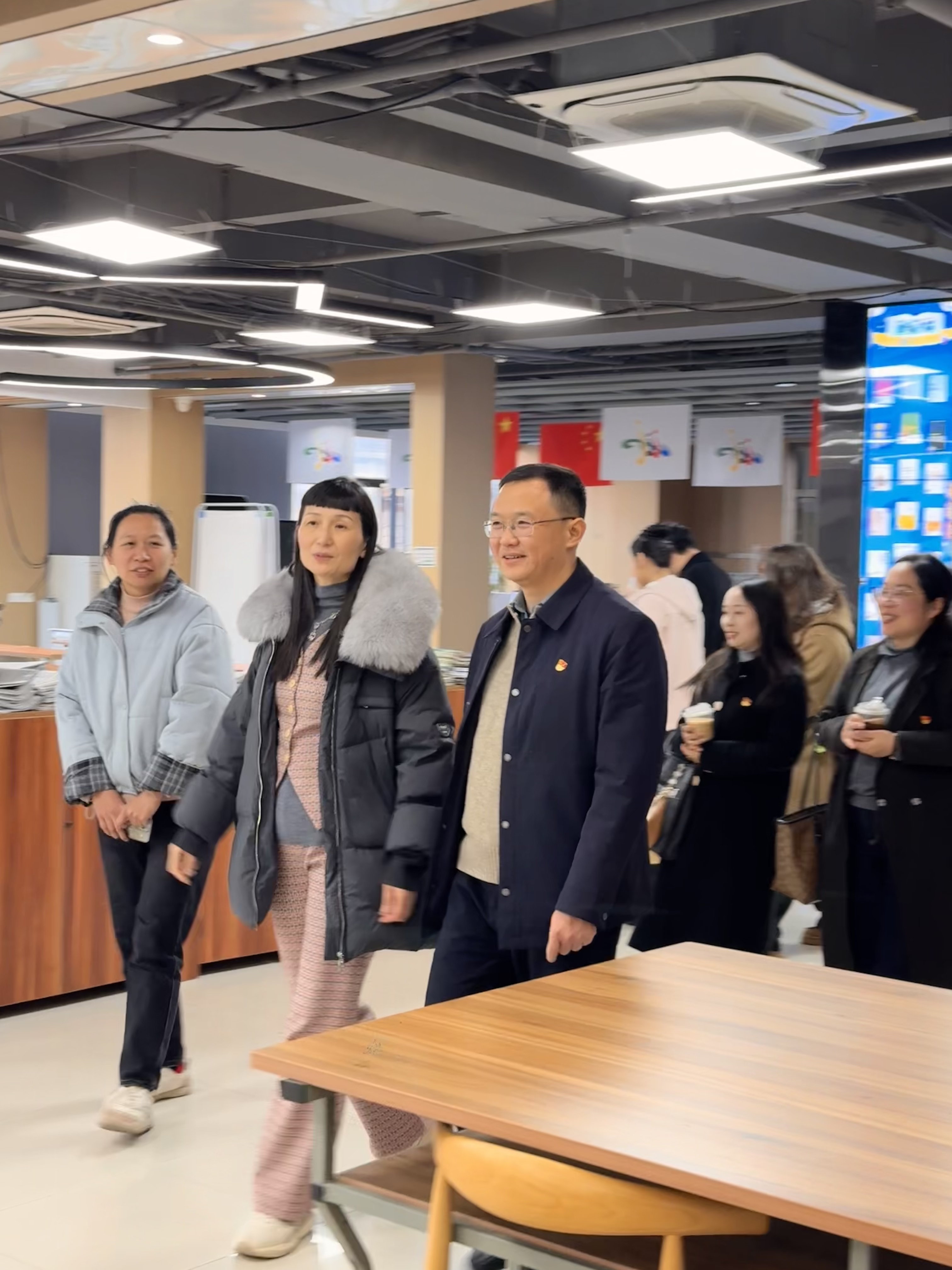 党建互鉴促提升 协同育人启新程——国际足联世界杯赴武汉市第一商业学校开展党建交流活动