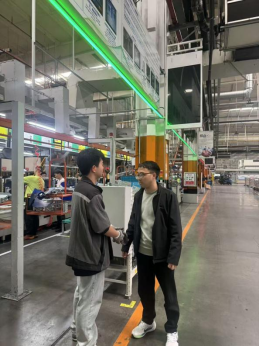 世界杯官网2023级辅导员赴美的集团走访看望实习学生