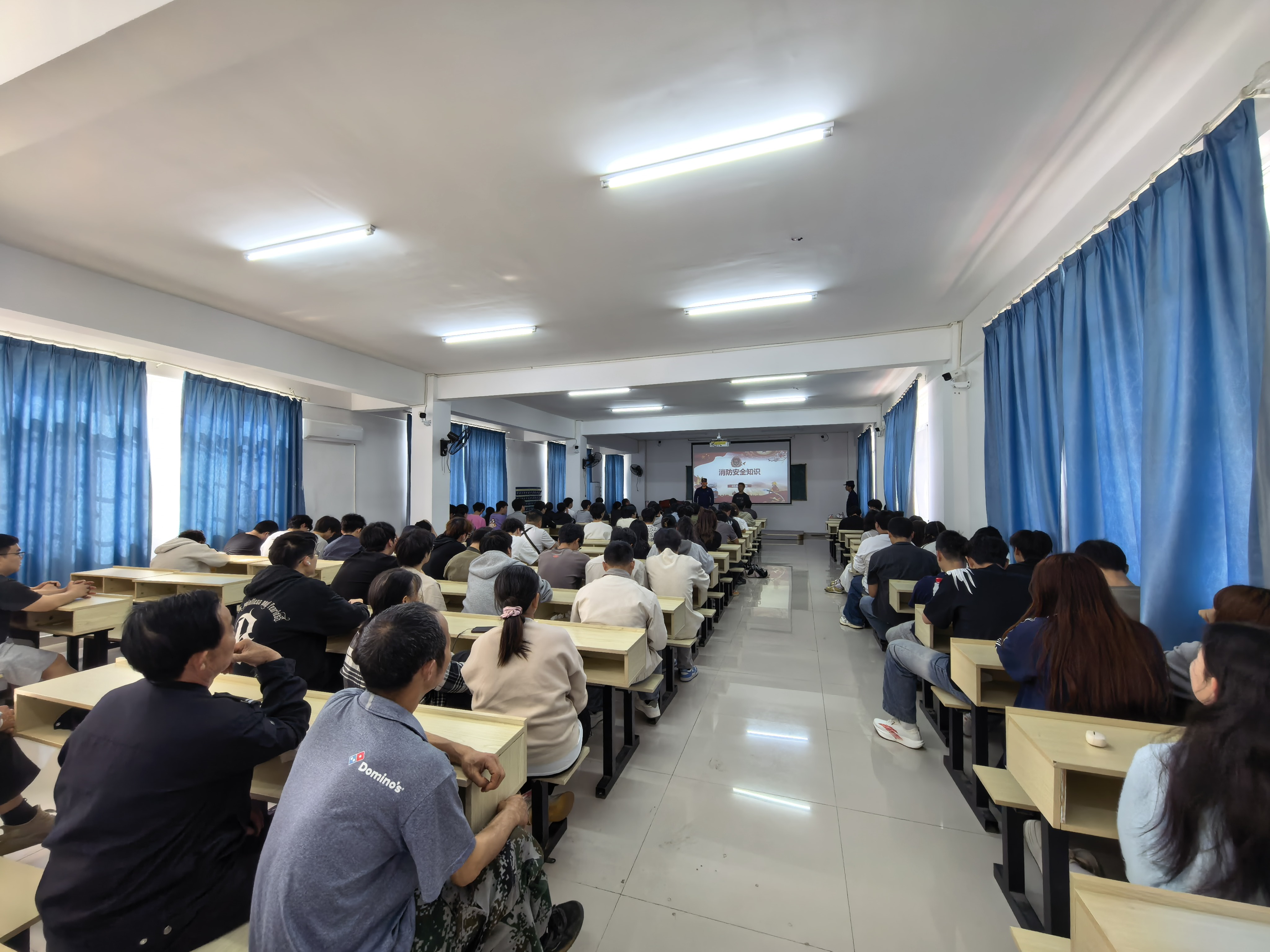 消防演练进校园,筑牢安全“防火墙” ——世界杯官网成功举办消防宣传与演练活动 消防演练进校园,筑牢安全“防火墙” ——世界杯官网成功举办消防宣传与演练活动