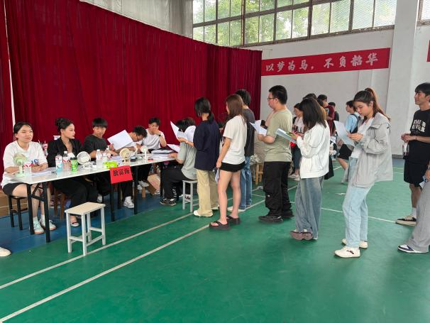 青春扬帆，筑梦远航 ——世界杯官网顺利完成2026届毕业生集中离校手续办理工作