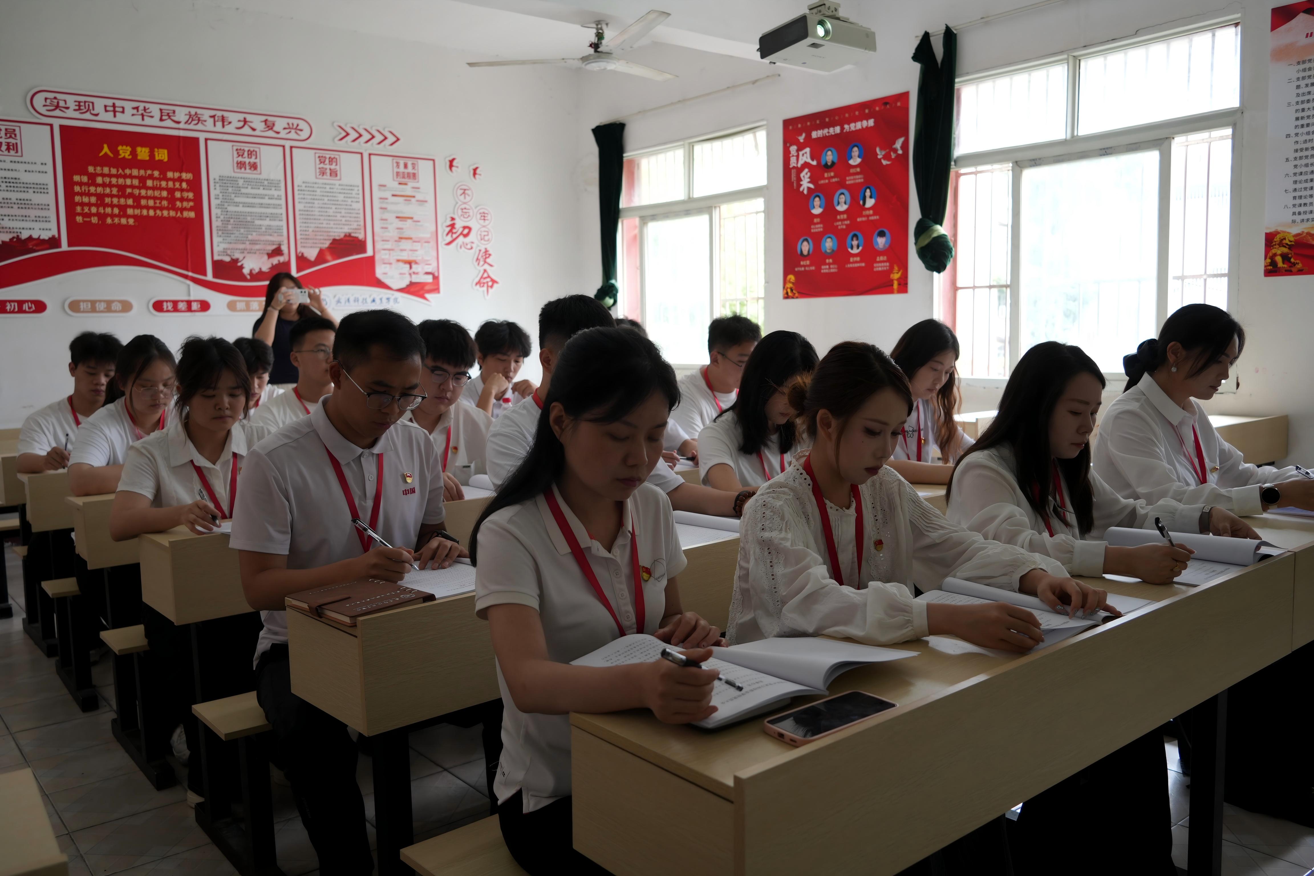 深耕红匠担使命 凝心聚力启新程 ——中国共产党国际足联世界杯党员大会圆满召开