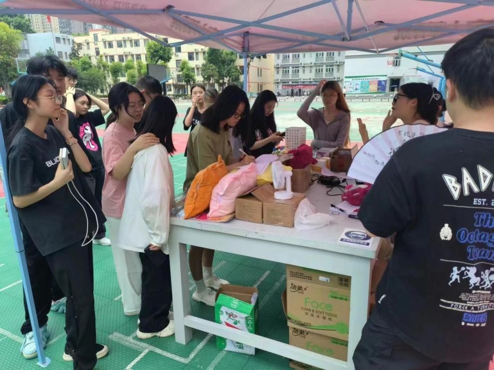 团簇星空，绽放芳华               ——国际足联世界杯第二届社团文化节