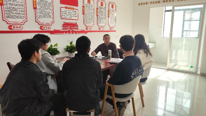 国际足联世界杯党委书记进学生社区 践行中央八项规定精神