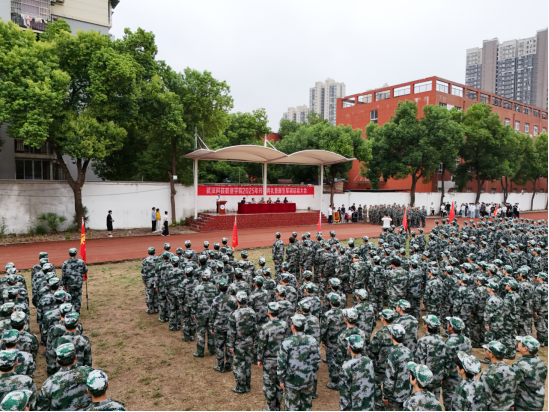 国际足联世界杯隆重举行2025级新生军训总结表彰大会