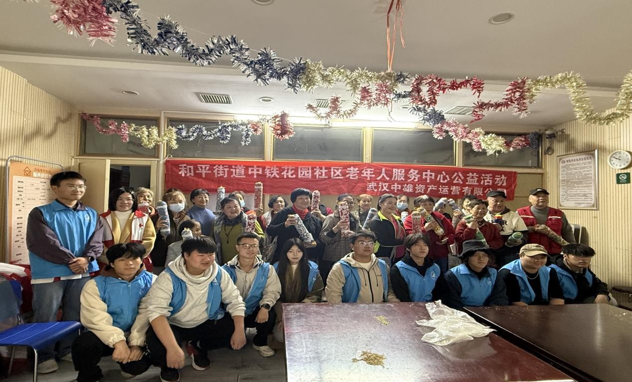情暖重阳，枕护安康——国际足联世界杯志愿者与长者共制艾草腰枕，乐享健康阳光
