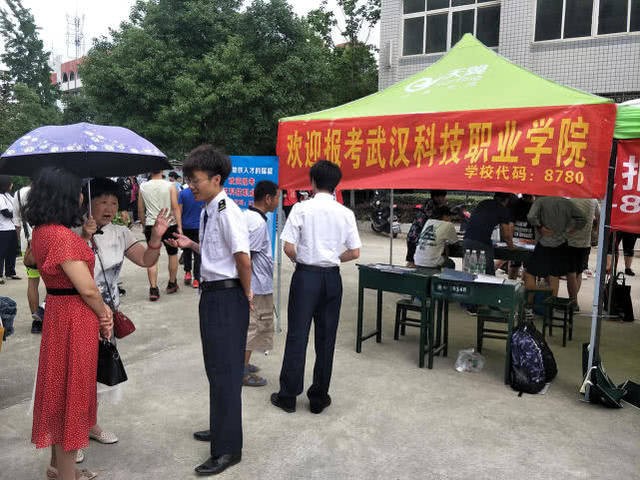 媒体以“地铁建设催生人才需求 轨道交通专业受热捧”为题对世界杯官网招生进行报道