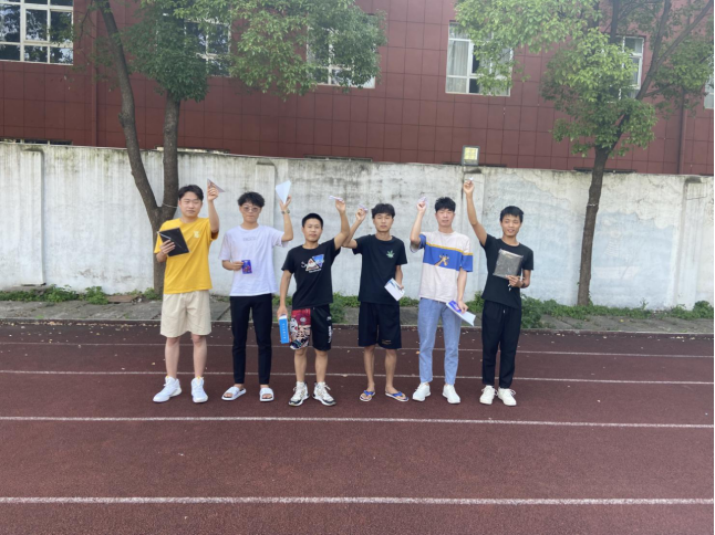 国际足联世界杯成功举办了第四届纸飞机比赛