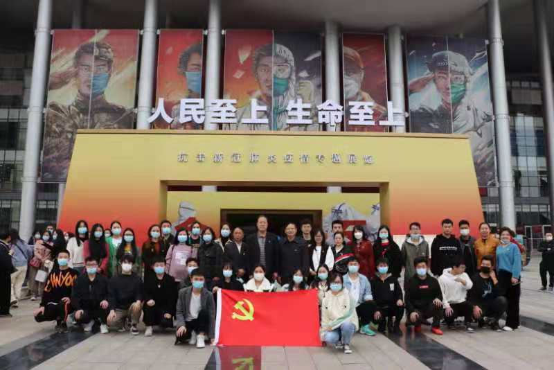 人民至上,生命至上 世界杯官网组织党员教职工及入党积极分子 到武汉客厅参观抗疫专题展览 人民至上,生命至上 世界杯官网组织党员教职工及入党积极分子 到武汉客厅参观抗疫专题展览