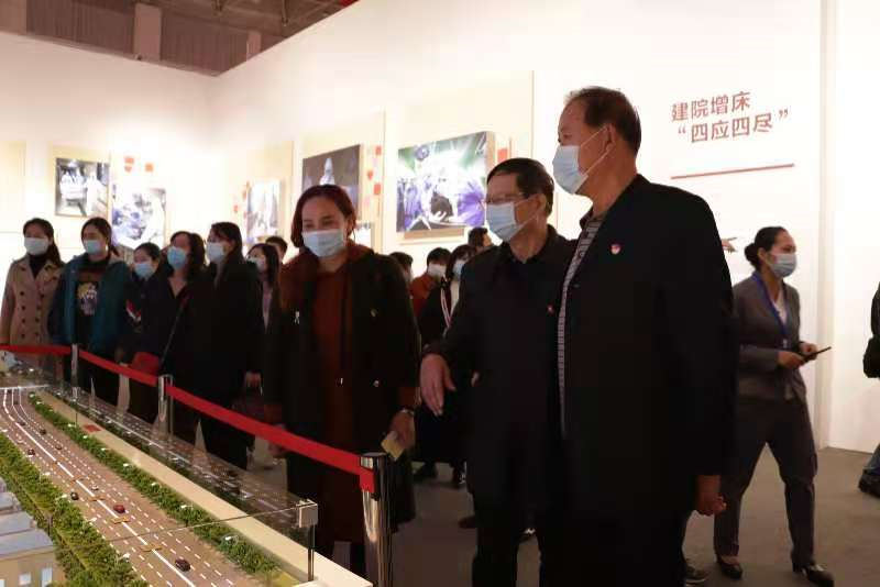 人民至上,生命至上 世界杯官网组织党员教职工及入党积极分子 到武汉客厅参观抗疫专题展览 人民至上,生命至上 世界杯官网组织党员教职工及入党积极分子 到武汉客厅参观抗疫专题展览