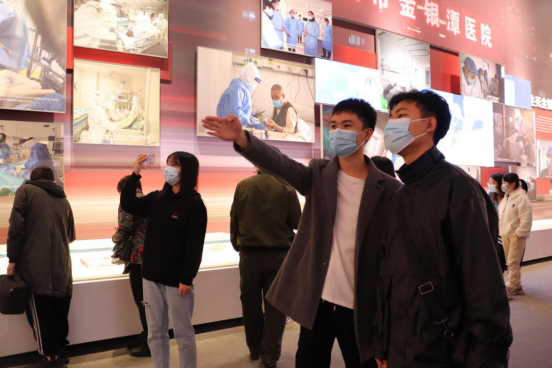 人民至上,生命至上 世界杯官网组织党员教职工及入党积极分子 到武汉客厅参观抗疫专题展览 人民至上,生命至上 世界杯官网组织党员教职工及入党积极分子 到武汉客厅参观抗疫专题展览