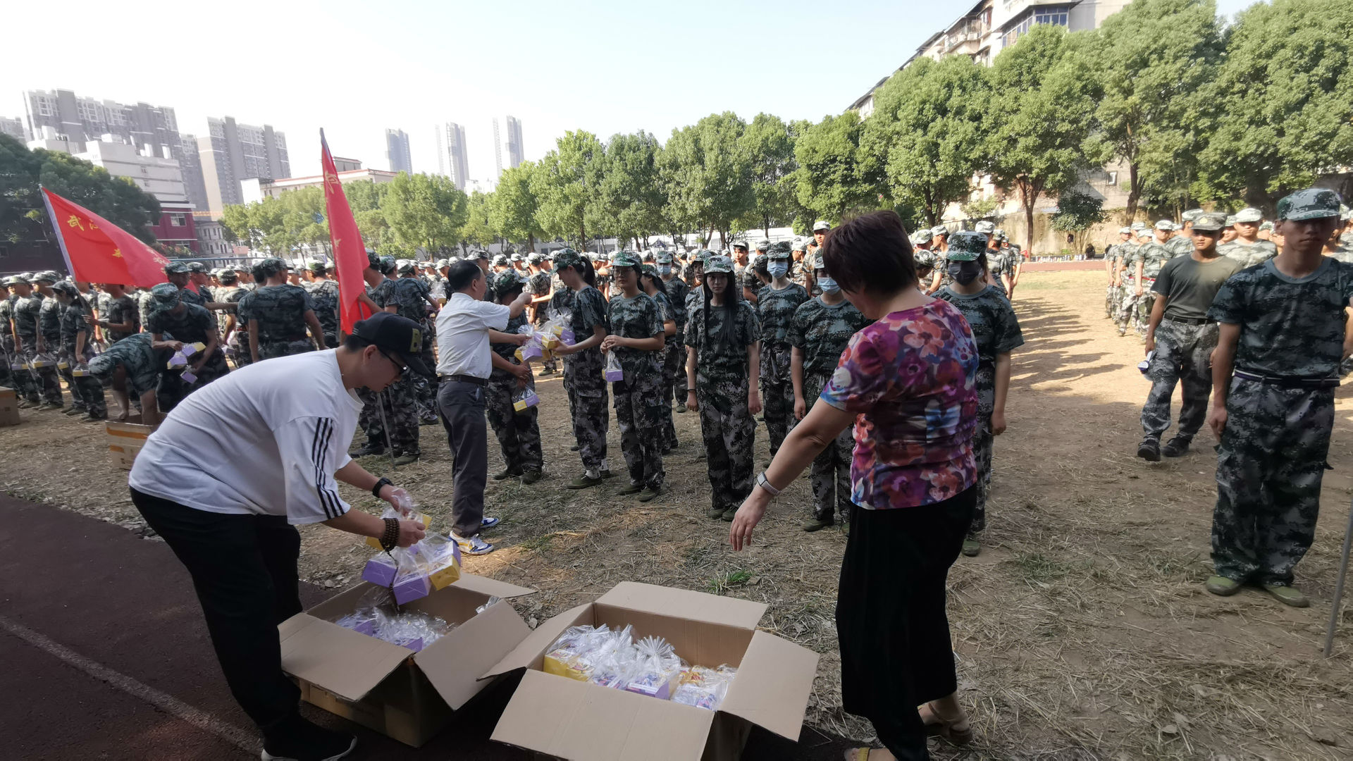 “浓情中秋,爱满校园”我校为军训新生发放月饼 “浓情中秋,爱满校园”我校为军训新生发放月饼