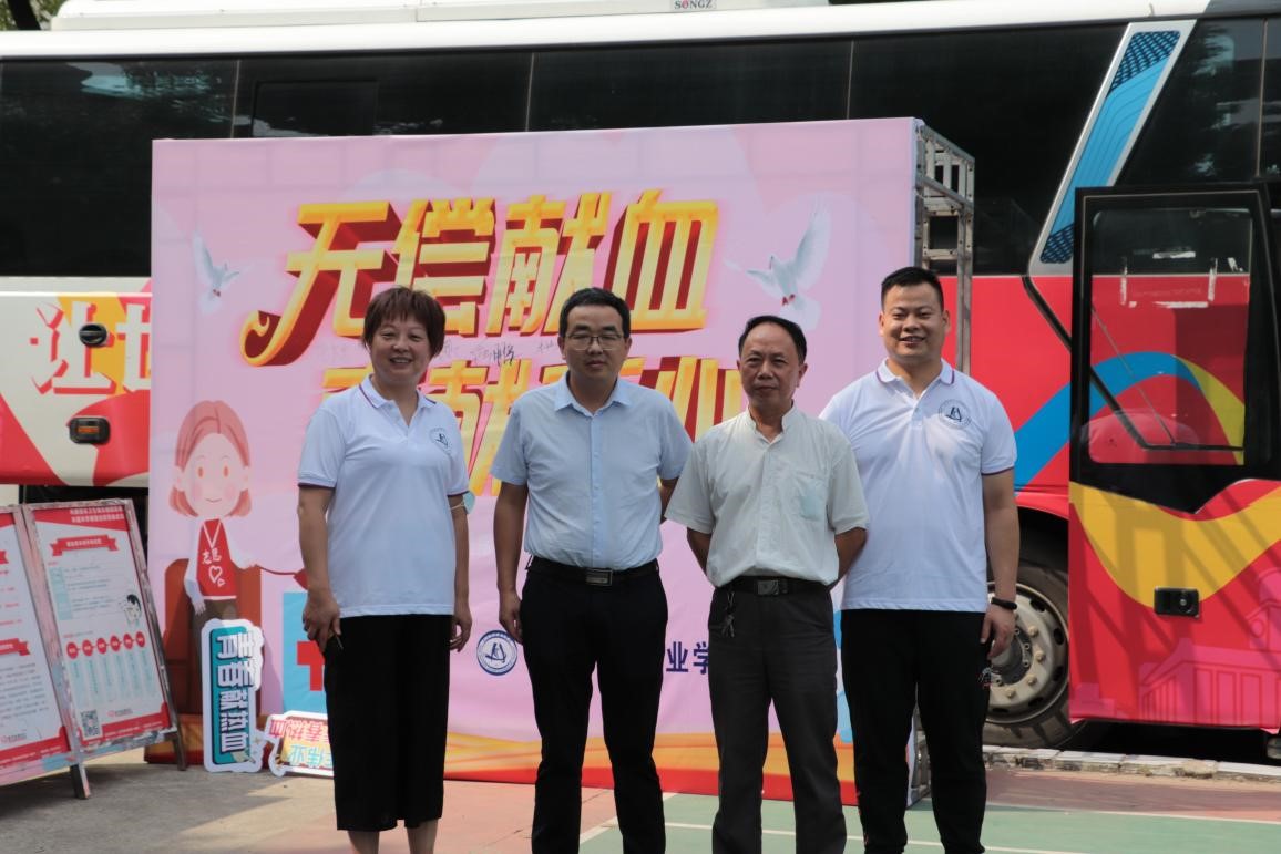 世界杯官网组织百余名学生参加杨园街道 团体无偿献血活动 世界杯官网组织百余名学生参加杨园街道 团体无偿献血活动