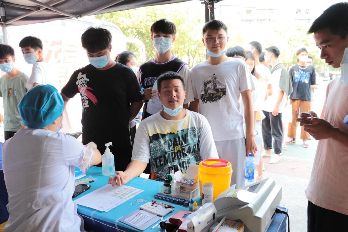 世界杯官网组织百余名学生参加杨园街道 团体无偿献血活动 世界杯官网组织百余名学生参加杨园街道 团体无偿献血活动